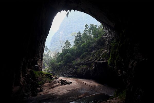 سياح داخل كهف شاندونغ، أحد أكبر الكهوف الطبيعية في العالم، خلال جولة في مقاطعة كوانغ بينه بوسط فيتنام، 16 يناير 2021 - سبوتنيك عربي