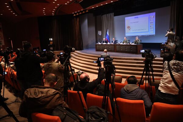 عقد المؤتمر الصحفي الثاني السوري ــ الروسي المشترك حول ما تم تنفيذه في مجال إعادة الإعمار وعودة اللاجئين والصحة، وذلك في قاعة السينما في نادي الضباط الجديد، 28 يناير 2021 - سبوتنيك عربي