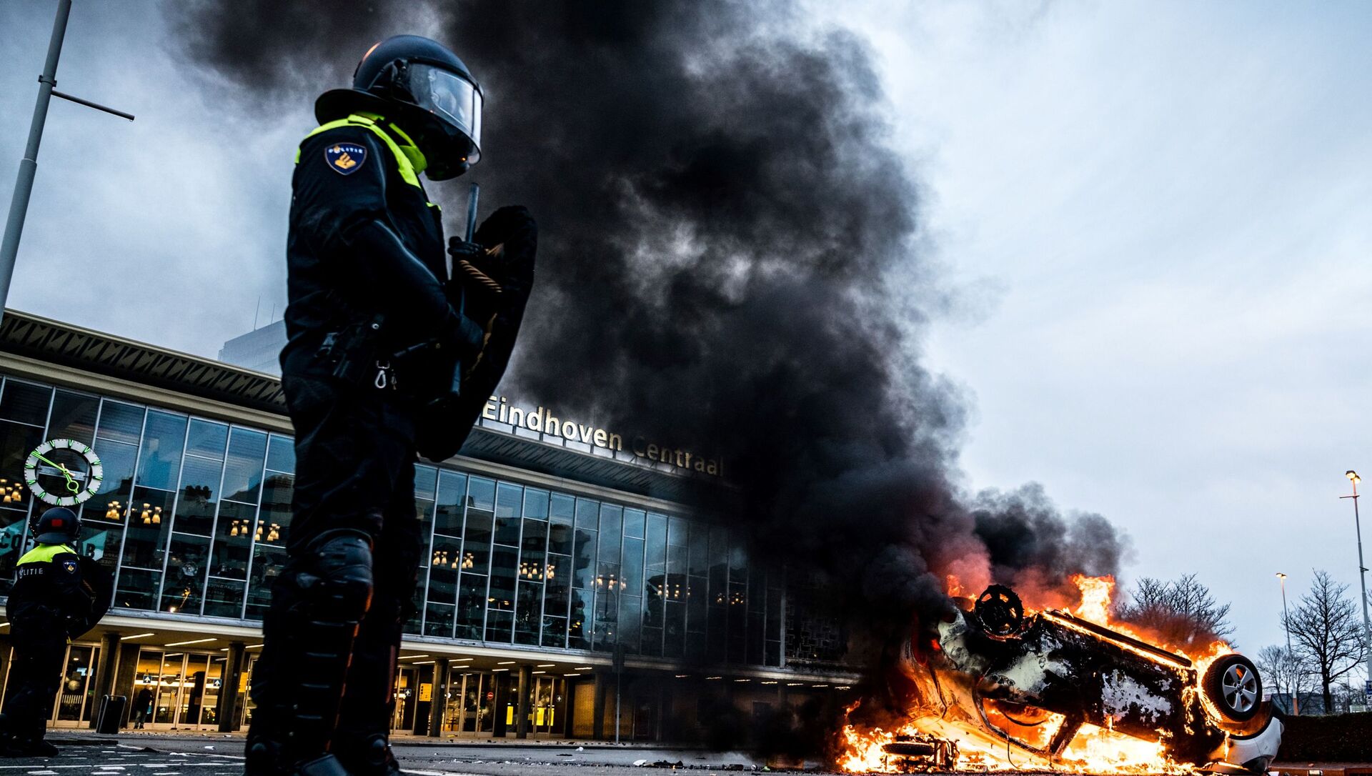 اشتعال النيران في سيارة أمام محطة القطار، بعد احتجاجات من قبل عدة مئات من الأشخاص ضد سياسة كورونا، في أيندهوفن، هولندا 24 يناير 2021  - سبوتنيك عربي, 1920, 20.11.2021