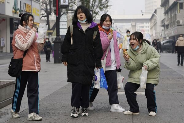 تستمتع الفتيات الصغيرات بلحظات صغيرة أثناء زيارتهن لحي التسوق الشهير في مدينة ووهان بمقاطعة هوبي بوسط الصين، 26 يناير 2021. - سبوتنيك عربي
