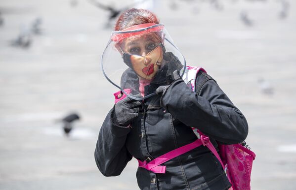 امرأة ترتدي كمامة وقناع وجه في بوغوتا، كولومبيا 26 يناير 2021 وسط جائحة فيروس كورونا المستجد - سبوتنيك عربي