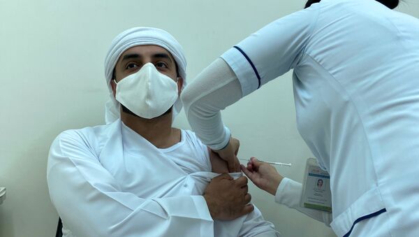 رجل يتلقى اللقاح في دبي - سبوتنيك عربي