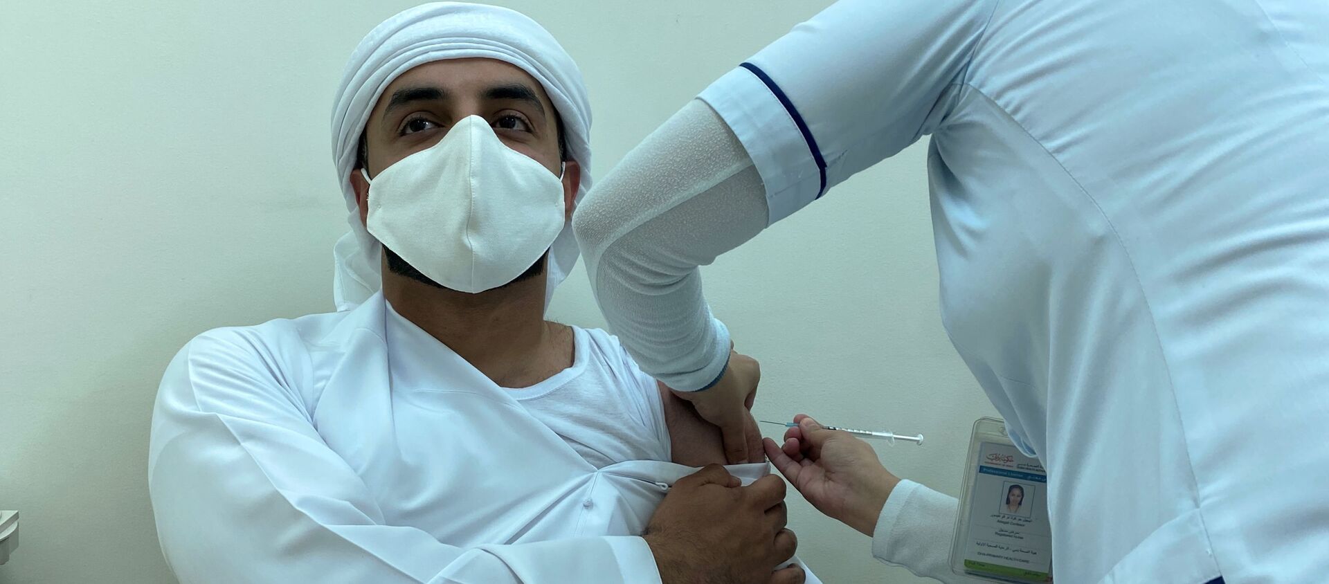 رجل يتلقى اللقاح في دبي - سبوتنيك عربي, 1920, 31.01.2021