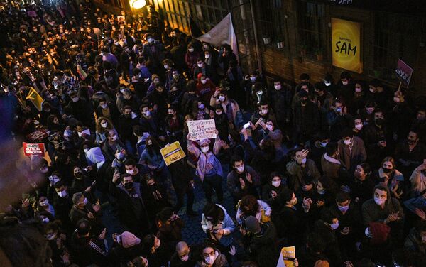 تظاهرات أمام جامعة بوغازيتشي تضامناً مع الطلاب داخل الحرم الجامعي، الذين يحتجون على رئيس الجامعة الجديد واعتقال طالبين في اسطنبول، تركيا، 1 فبراير 2021 - سبوتنيك عربي