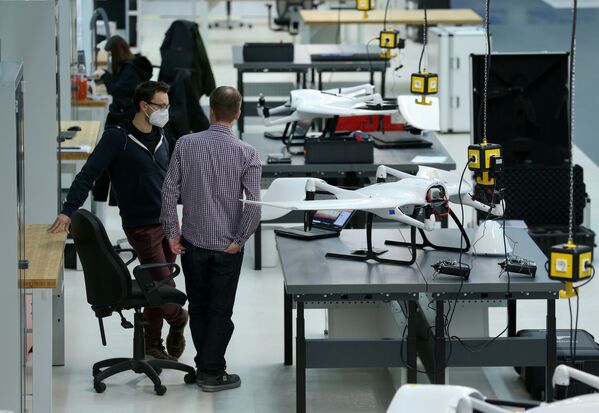 يعمل موظفو شركة وينغكوبتر (Wingcopter) الألمانية الناشئة على طائرة بدون طيار، التي صُممت لتوزيع المنتجات الطبية، بالإضافة إلى لقاحات كوفيد-19، وسط استمرار انتشار كوفيد-19، في فايترشتات بالقرب من دارمشتات، ألمانيا، 2 فبراير 2021 - سبوتنيك عربي