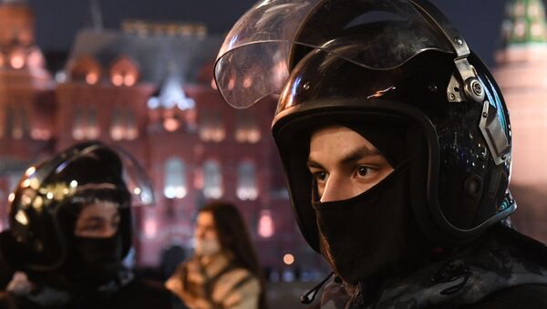 قوات الأمن ومكافحة الشغب، وسط احتجاجات نافالني غير المرخصة في موسكو، روسيا 2 فبراير 2021 - سبوتنيك عربي