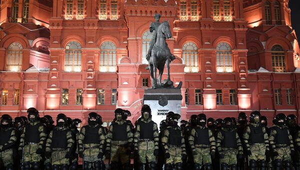 قوات من مكافحة الشغب الروسية خلال الاحتجاجات غير المرخصة في موسكو - سبوتنيك عربي
