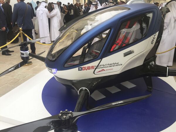 نموذج لتاكسي بدون طيار EHang 184 من الجيل القادم من شركة Dubai Drone Taxi، خلال اليوم الثاني من القمة العالمية للحكومات في دبي، الإمارات العربية المتحدة، 13 فبراير 2017 - سبوتنيك عربي