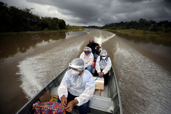 يتوجه العاملون الطبيون إلى سكان النهر لتلقي التطعيم بلقاح أسترازينيكا ضد فيروس كورونا في البرازيل، 3 فبراير 2021 - سبوتنيك عربي