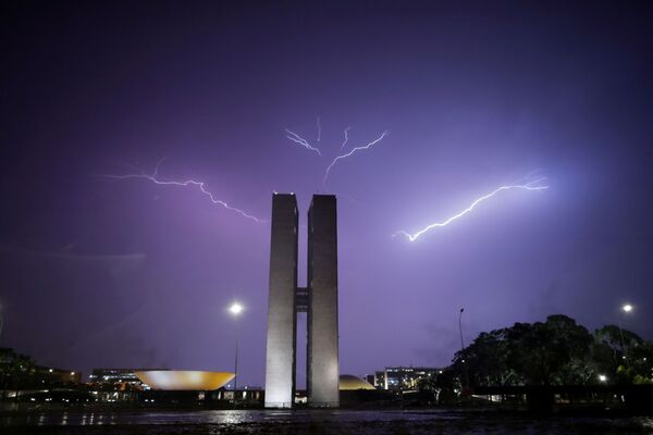البرق يضيء السماء فوق المؤتمر الوطني في برازيليا، البرازيل  3 فبراير 2021 - سبوتنيك عربي