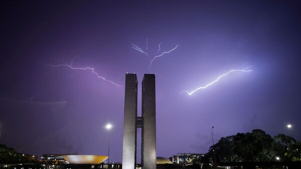 البرق يضيء السماء فوق المؤتمر الوطني في برازيليا، البرازيل  3 فبراير 2021 - سبوتنيك عربي