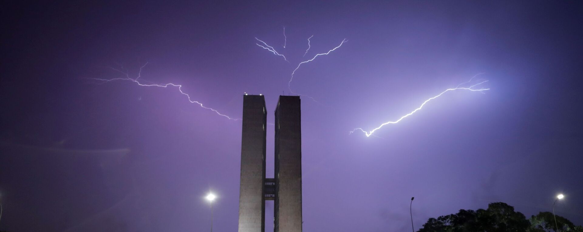 البرق يضيء السماء فوق المؤتمر الوطني في برازيليا، البرازيل  3 فبراير 2021 - سبوتنيك عربي, 1920, 22.01.2022