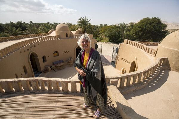 امرأة ألمانية، 72 عامًا، فريدل براون في فناء منزلها في بير الجبل بالقرب من الواحة في صحراء الداخلة، مصر 4 فبراير 2021 - سبوتنيك عربي