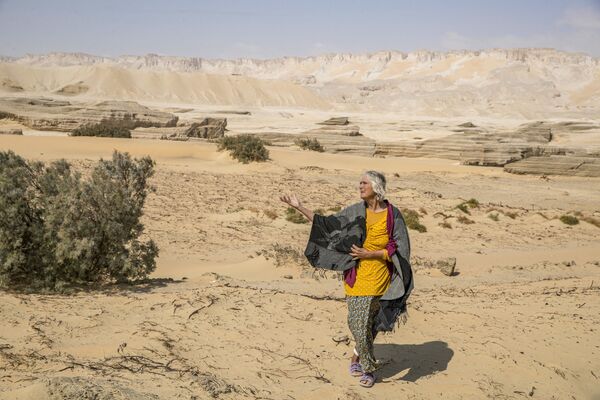 امرأة ألمانية، 72 عامًا، فريدل براون في فناء منزلها في بير الجبل بالقرب من الواحة في صحراء الداخلة، مصر 4 فبراير 2021 - سبوتنيك عربي