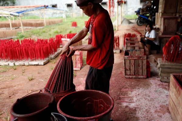 عامل في مصنع بأعواد البخور، قبل السنة القمرية الصينية الجديدة، في تانجيرانج، في ضواحي جاكرتا، إندونيسيا، 10 فبراير 2021 - سبوتنيك عربي