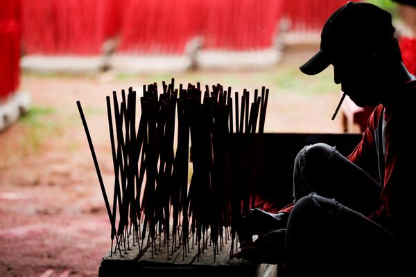 عامل في مصنع بأعواد البخور، قبل السنة القمرية الصينية الجديدة، في تانجيرانج، في ضواحي جاكرتا، إندونيسيا، 10 فبراير 2021 - سبوتنيك عربي