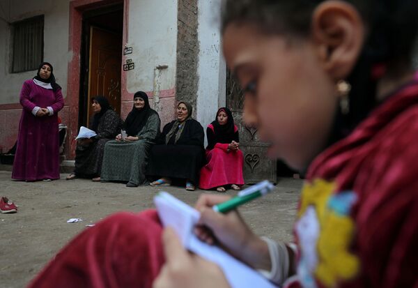 الأمهات في انتظار انتهاء الدرس لأخذ أطفالهن إلى البيت، قرية إتميدة بمحافظة الدقهلية، مصر، 7 فبراير 2021 - سبوتنيك عربي