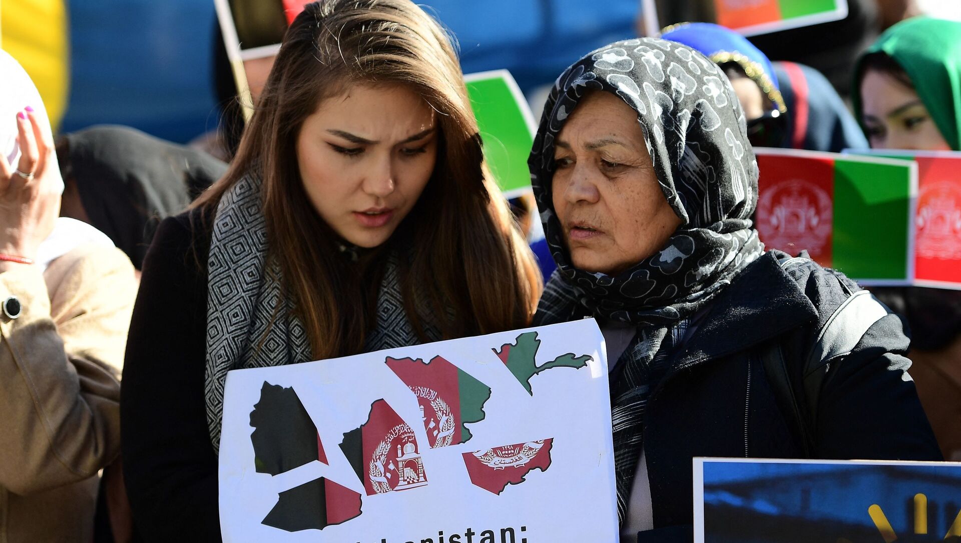 نساء أفغانيات يشاركن في احتجاج يطالب الحكومة الأفغانية بوقف التمييز ضدهن - سبوتنيك عربي, 1920, 12.02.2021