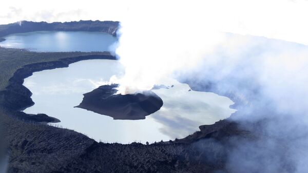 دخان يتاعد من فوهة بركان بالقرب من جزر فانواتو  - سبوتنيك عربي