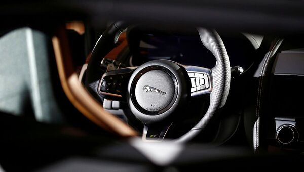 شركة جاغوار لاند روفر تكشف النقاب عن سياراتها جاغوار إف تايب الجديدة خلال عرضها العالمي الأول في ميونيخ، ألمانيا، 2 ديسمبر/ كانون الأول 2019 - سبوتنيك عربي