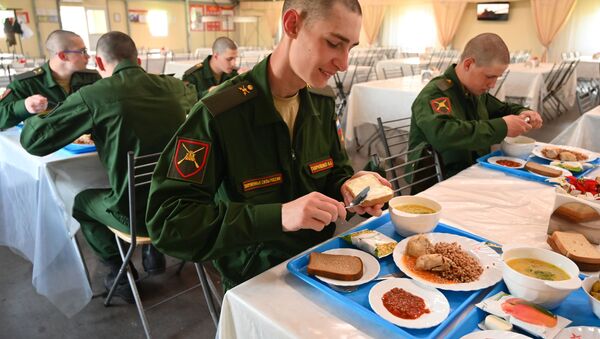 جنود روس يأكلون في وحداتهم - سبوتنيك عربي