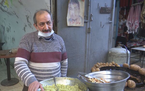 سمير الشخشير صاحب أقدم محل فلافل في مدينة نابلس، الضفة الغربية، فلسطين 19 فبراير 2021 - سبوتنيك عربي