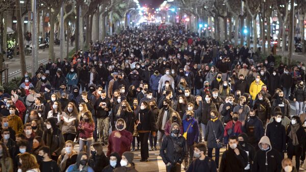احتجاجات وأحداث عنف مطالبة بإطلاق سراح مغني الراب بابلو هاسل، برشلونة، إسبانيا 16 فبراير 2021 - سبوتنيك عربي