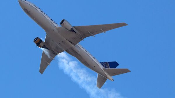 رحلة طيران خطوط يونايتد الأمريكية UA328 تعود إلى مطار دنفر الدولي بعد اشتعال النيران أثناء التحليق فوق دنفر، كولورادو، أمريكا، 20 فبراير/ شباط 2021 - سبوتنيك عربي