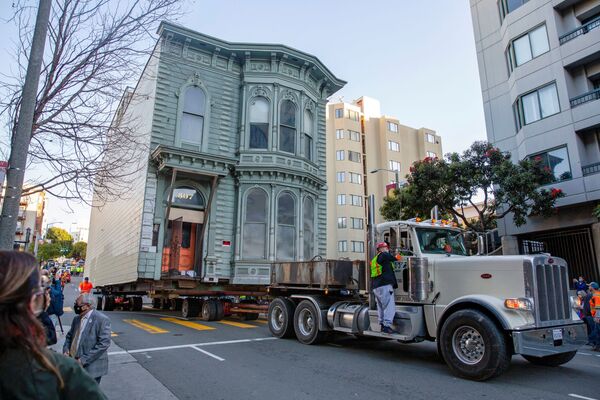 نقل منزل قديم من الفن المعماري الفيكتوري، عمره 139 عام، من شارع فرنكلين إلى مكانه الجديد في سان فرانسيسكو، ولاية كاليفورنيا، الولايات المتحدة 21 فبراير 2021 - سبوتنيك عربي