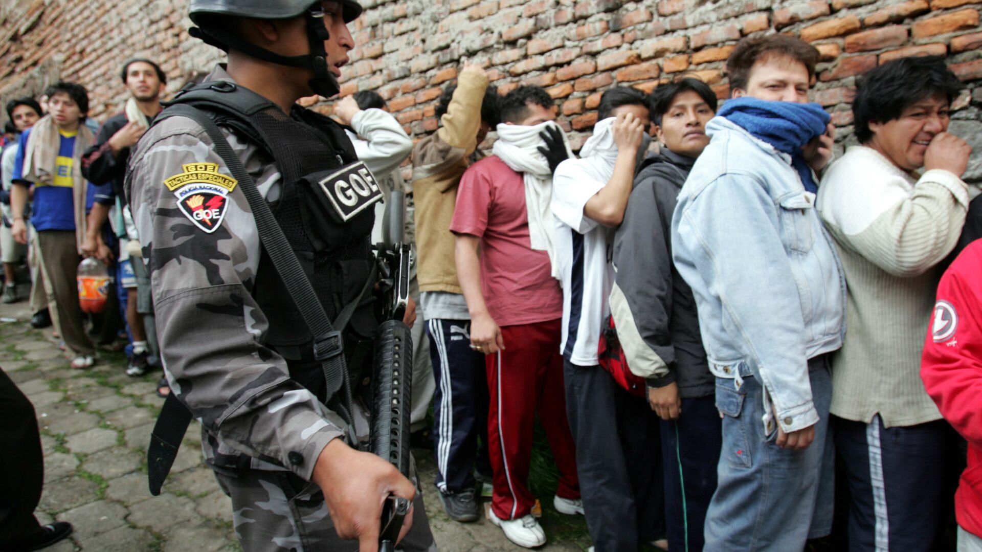 الشرطة تحرس المحتجزين داخل أحد السجون في الإكوادور - سبوتنيك عربي, 1920, 19.10.2021