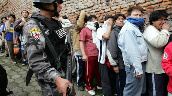 الشرطة تحرس المحتجزين داخل أحد السجون في الإكوادور - سبوتنيك عربي