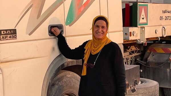 لينا مصفر من مدينة طولكرم أول فلسطينية تحصل على رخصة قيادة مركبة شحن ثقيل، الضفة الغربية، فلسطين 23 فبراير 2021 - سبوتنيك عربي