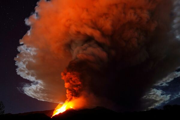  الحمم الحمراء الساخنة تتدفق مع استمرار ثوران بركان جبل إتنا، البركان الأكثر نشاطًا في أوروبا، جزيرة صقلية، إيطاليا، 21 فبراير 2021 - سبوتنيك عربي