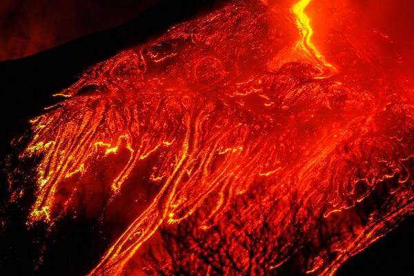  الحمم الحمراء الساخنة تتدفق مع استمرار ثوران بركان جبل إتنا، البركان الأكثر نشاطًا في أوروبا، جزيرة صقلية، إيطاليا، 21 فبراير 2021 - سبوتنيك عربي