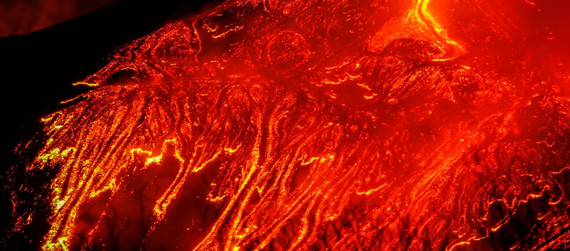  الحمم الحمراء الساخنة تتدفق مع استمرار ثوران بركان جبل إتنا، البركان الأكثر نشاطًا في أوروبا، جزيرة صقلية، إيطاليا، 21 فبراير 2021 - سبوتنيك عربي, 1920, 20.03.2021