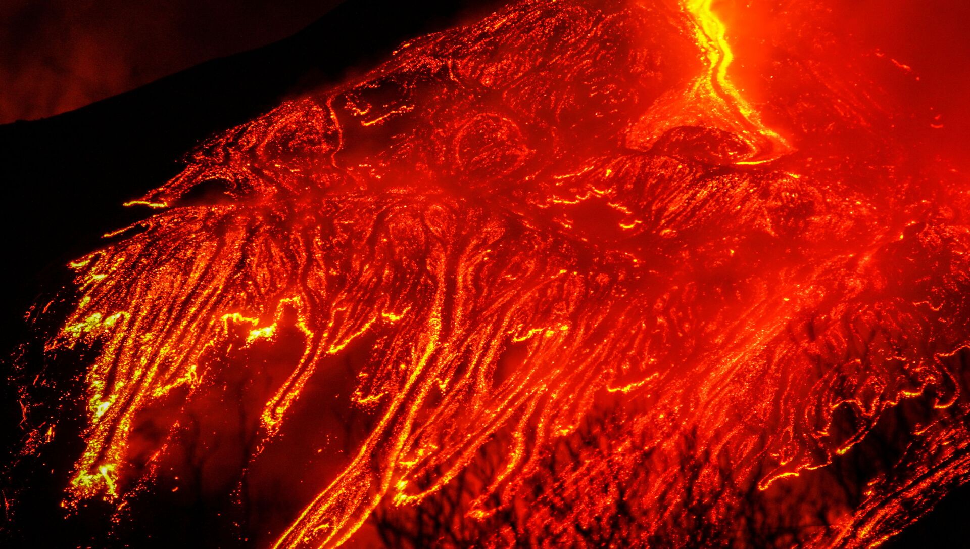  الحمم الحمراء الساخنة تتدفق مع استمرار ثوران بركان جبل إتنا، البركان الأكثر نشاطًا في أوروبا، جزيرة صقلية، إيطاليا، 21 فبراير 2021 - سبوتنيك عربي, 1920, 23.03.2021