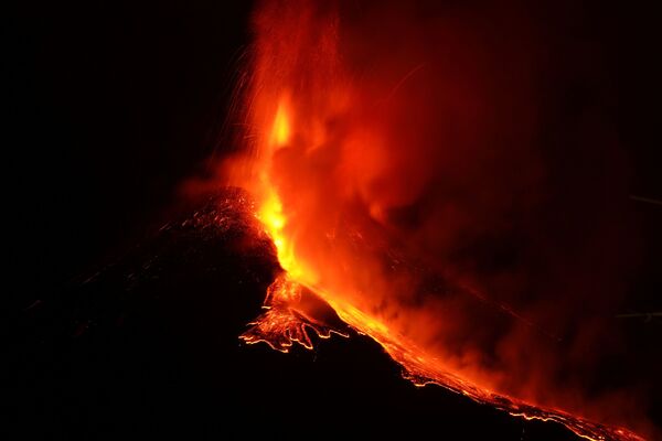  الحمم الحمراء الساخنة تتدفق مع استمرار ثوران بركان جبل إتنا، البركان الأكثر نشاطًا في أوروبا، في منطقة زافيرانا إتنيا، إيطاليا، 21 فبراير 2021 - سبوتنيك عربي