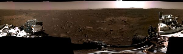 صورة بانوراما مكونة من ست صور فردية التقطتها كاميرات الملاحة، أو نافكامس، على متن المركبة المتجولة بيرسيفرانس مارس التابعة لوكالة الفضاء الدولية ناسا، منظر كوكب المريخ في 20 فبراير 2021 - سبوتنيك عربي