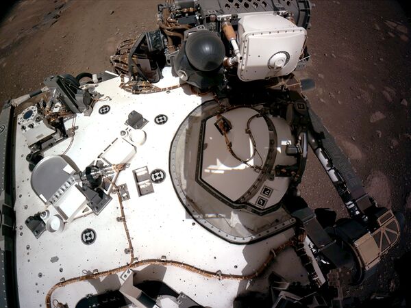 تظهر الصورة سطح المركبة المتجولة بيرسيفرانس مارس التابعة لوكالة ناسا، والتي تتميز بوجود أداة ليثوكيمياء الكواكب بالأشعة السينية (PIXL)، وهي مقياس طيف فلورية الأشعة السينية لتحديد التركيب العنصري الدقيق لسطح المريخ، وهي إحدى الأدوات المجهزة على ذراعها المخزنة، في صورة التقطتها كاميرات الملاحة الخاصة بالمركبة على سطح المريخ في 20 فبراير 2021 - سبوتنيك عربي