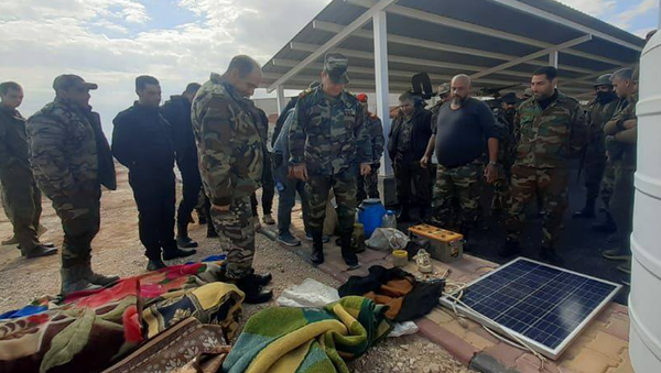 وحدات من الجيش السوري يدمر مخازن سلاح وغذاء لـ داعش على الحدود العراقية - سبوتنيك عربي