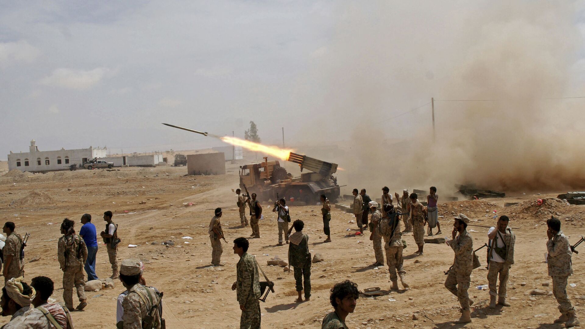 جنود من الجيش اليمني يطلقون صواريخ - سبوتنيك عربي, 1920, 21.04.2022