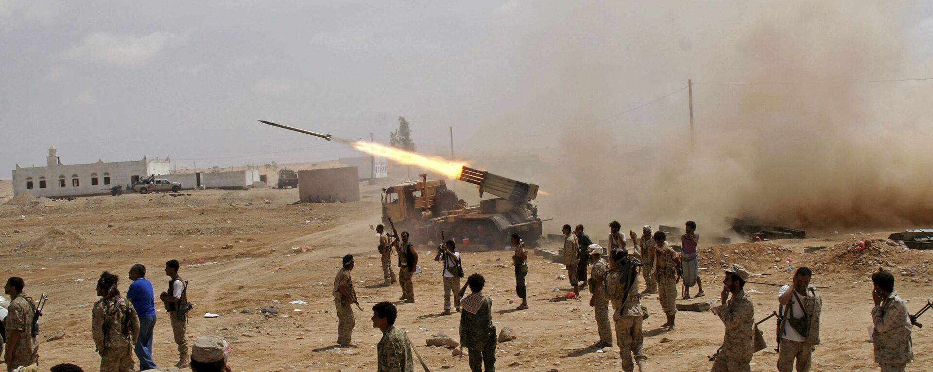 جنود من الجيش اليمني يطلقون صواريخ - سبوتنيك عربي, 1920, 07.05.2022