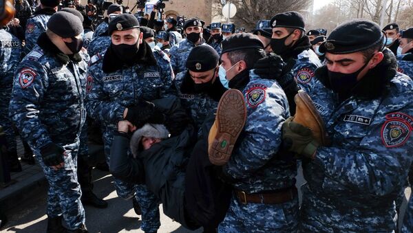 الوضع في أرمينيا - احتجاجات ضد رئيس الوزراء نيكولاي باشينيان في يريفان، 24 فبراير 2021 - سبوتنيك عربي