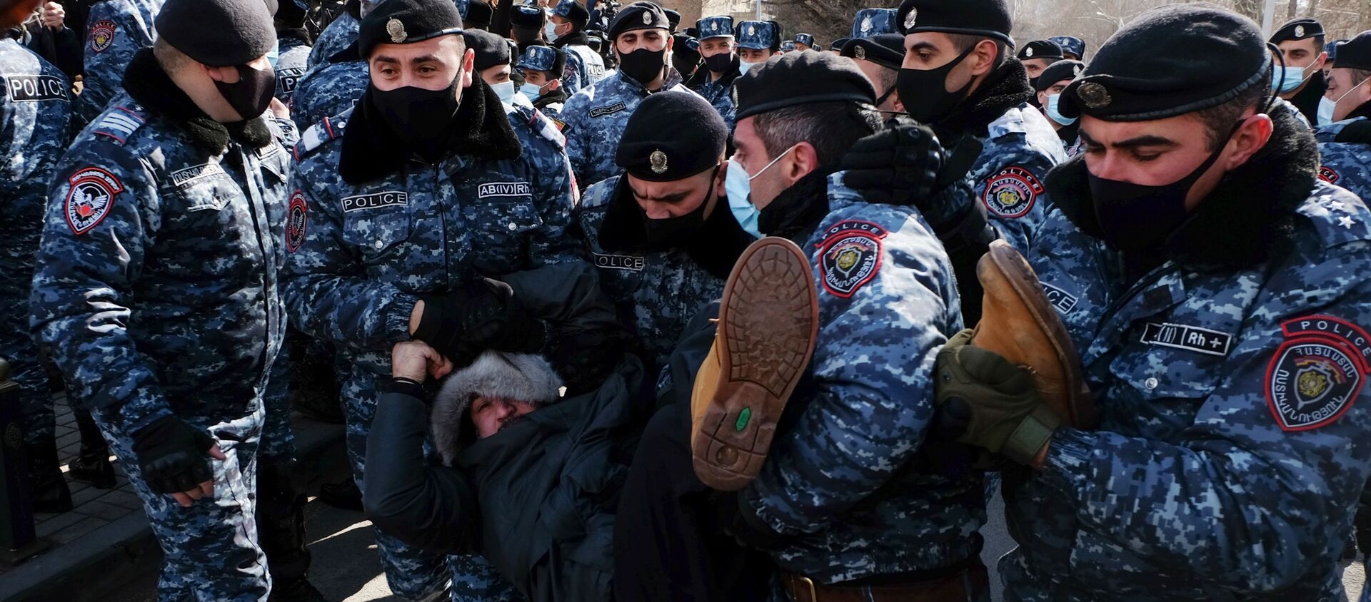 الوضع في أرمينيا - احتجاجات ضد رئيس الوزراء نيكولاي باشينيان في يريفان، 24 فبراير 2021 - سبوتنيك عربي, 1920, 26.02.2021