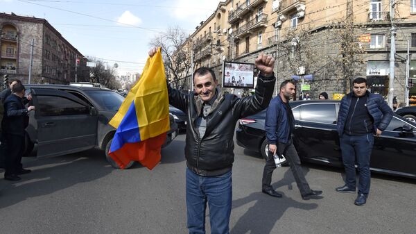 الوضع في أرمينيا - احتجاجات ضد رئيس الوزراء نيكولاي باشينيان في يريفان، 25 فبراير 2021 - سبوتنيك عربي