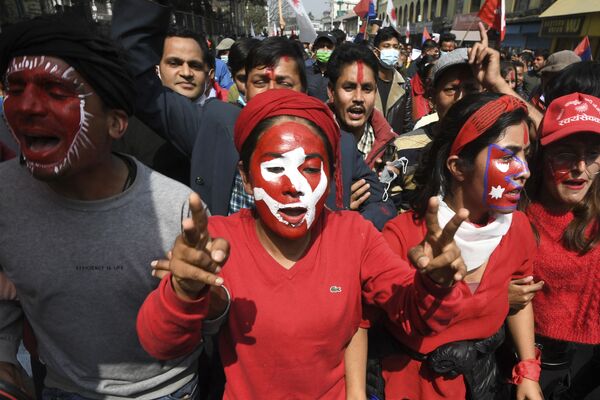 أنصار فصيل من الحزب الشيوعي النيبالي الحاكم يشاركون في مسيرة الانتصار بعد قرار المحكمة العليا أمس بإلغاء قرار رئيس الوزراء بحل البرلمان، 24 فبراير 2021 - سبوتنيك عربي