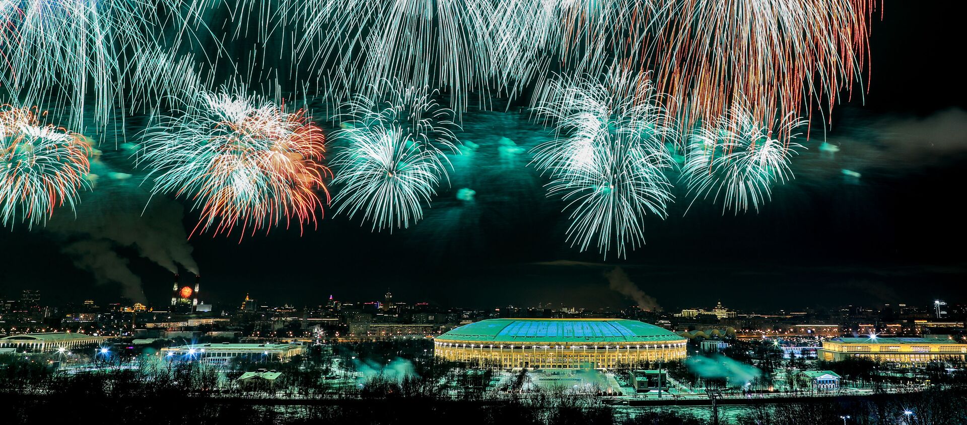 ألعاب نارية فوق ملعب لوجنيكي في موسكو، بمناسبة عيد حماة الوطن في روسيا، 23 فبراير 2021 - سبوتنيك عربي, 1920, 09.06.2021