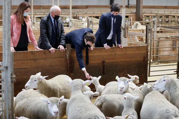 الرئيس الفرنسي إيمانويل ماكرون يزور مزرعة لا فارم دي تول، فرنسا  - سبوتنيك عربي
