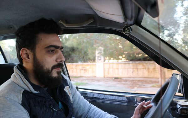 الشاب السوري محمد جحجاح، مصاب حرب يقود تاكسي في حلب، سوريا - سبوتنيك عربي