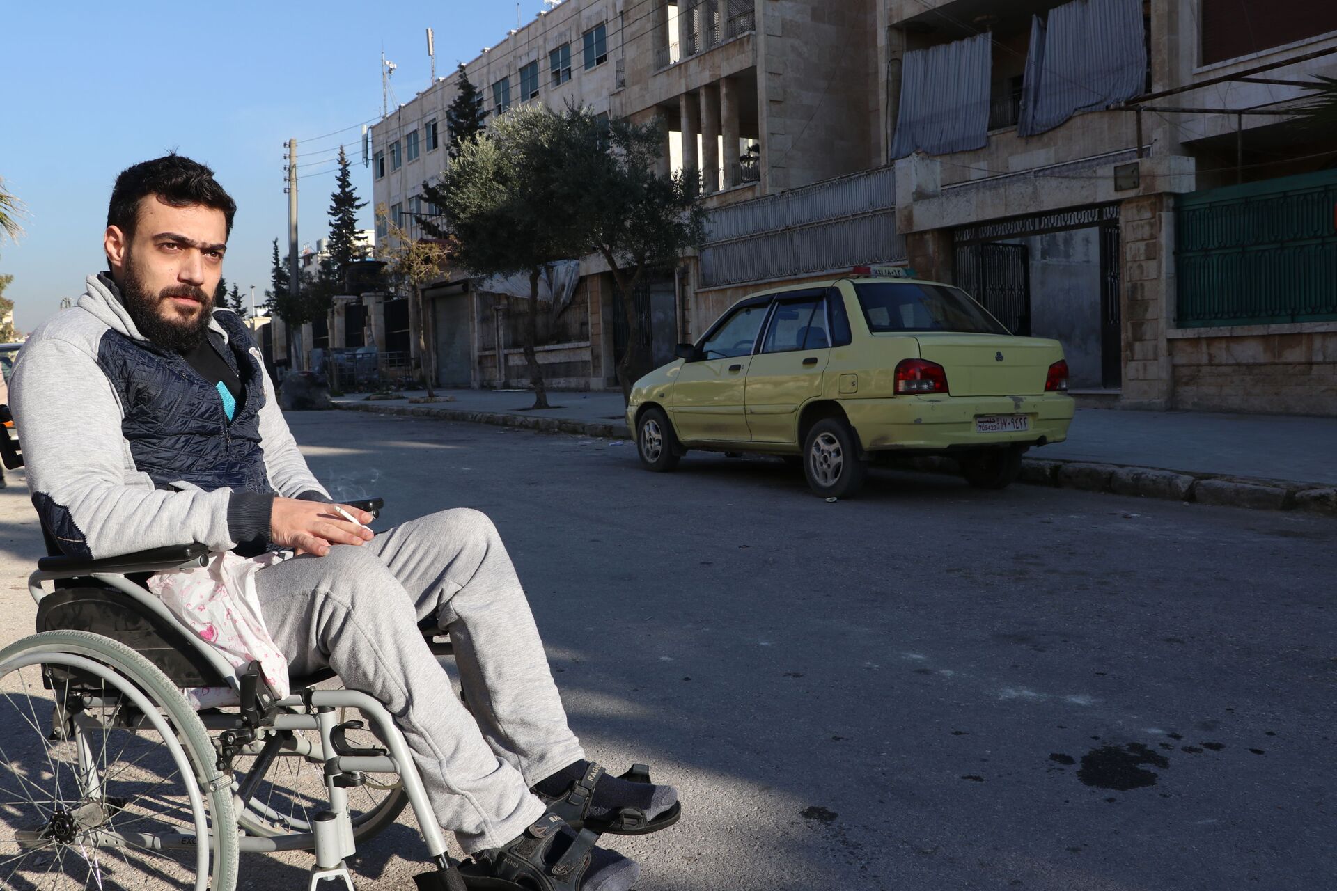 بعدما فقد ساقيه.. مصاب حرب يقود أمل الحياة بسيارة أجرة في حلب.. فيديو وصور - سبوتنيك عربي, 1920, 26.02.2021